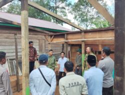 Dansatgas TMMD ke-128 Bersama Bupati Sarolangun Tinjau Rumah Tak Layak Huni Milik Warga