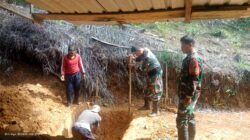 Warga dan Anggota Satgas TMMD ke 128 Kodim 0420/Sarko Turunkan Gorong-Gorong Untuk Akses Jalan Menuju Desa Seko Besar 