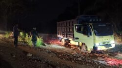 Hingga Malam Hari, Anggota Satgas TMMD ke 128 Kodim 0420/Sarko Tetap Bekerja Turunkan Material di Lokasi Perbaikan Jalan