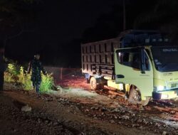 Hingga Malam Hari, Anggota Satgas TMMD ke 128 Kodim 0420/Sarko Tetap Bekerja Turunkan Material di Lokasi Perbaikan Jalan