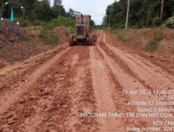 Satgas TMMD ke 128 Kodim 0420/Sarko Lakukan Penyekrapan Dititik Perbaikan Jalan