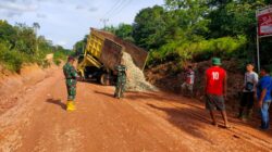 Satgas TMMD ke 128 Kodim 0420/Sarko Turunkan Material Sirtu Dititik Perbaikan Jalan Menuju Desa Seko Besar