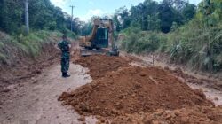 Gerak Cepat Satgas TMMD ke 128 Kodim 0420/Sarko Serakkan Material Tanah Letrik Dititik Perbaikan Jalan Menuju Desa Seko Besar