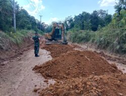 Gerak Cepat Satgas TMMD ke 128 Kodim 0420/Sarko Serakkan Material Tanah Letrik Dititik Perbaikan Jalan Menuju Desa Seko Besar