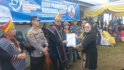 Di Hari Hardiknas, Delphi Masdiana Ujung Serahkan Surat Hibah Tanah untuk Pendidikan di Kalang Simbara