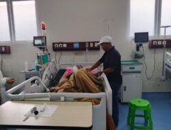 Yahya Ys Kunjungi Teman Yang Sedang Sakit Di RS Zubir Mahmud