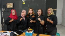 Usai Rapat Pelantikan, Sekda DPD GRIB JAYA Riau Imelda Samsi Dapat Surprise Kue Ulang Tahun dari Markus Anggota Satgas