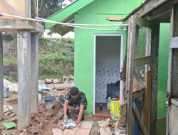 Pemasangan Keramik MCK, Satgas TMMD Ke-128 Kodim 0420/Sarko Tingkatkan Fasilitas Umum Desa