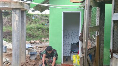 Pemasangan Keramik MCK, Satgas TMMD Ke-128 Kodim 0420/Sarko Tingkatkan Fasilitas Umum Desa