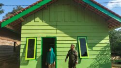 Anggota Satgas Kodim 0420/Sarko Cek Rumah Layak Huni Program TNI Manunggal Membangun Desa