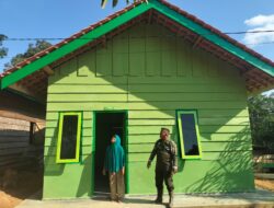 Anggota Satgas Kodim 0420/Sarko Cek Rumah Layak Huni Program TNI Manunggal Membangun Desa