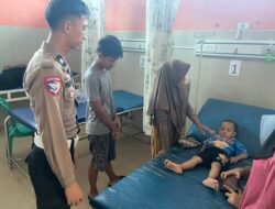 Aksi Heroik Dua Personil Polres Pesisir Barat Selamatkan Balita Yang Tenggelam 
