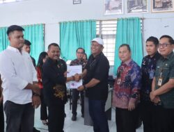 Ketua Satgas Percepatan Program MBG Dairi Serahkan 10 SLHS kepada SPPG, Perkuat Standar Higiene dan Keamanan Pangan