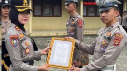 Kapolres Pesisir Barat Berikan Penghargaan Kepada Dua Anggota Atasan Nya Atas Aksi Penyelamatan Balita Tenggelam 