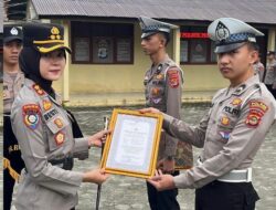 Kapolres Pesisir Barat Berikan Penghargaan Kepada Dua Anggota Atasan Nya Atas Aksi Penyelamatan Balita Tenggelam 