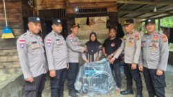 Jelang HUT Bhayangkara ke-80, Polres Aceh Timur Salurkan Kursi Roda dan Sembako kepada Warga Lumpuh desa kuta baro kecamatan Peudawa