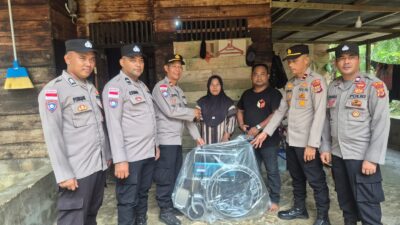 Jelang HUT Bhayangkara ke-80, Polres Aceh Timur Salurkan Kursi Roda dan Sembako kepada Warga Lumpuh desa kuta baro kecamatan Peudawa
