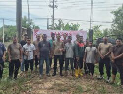 Bansos HUT Bhayangkara Ke-80, Polsek Peudawa Hadir untuk Masyarakat Membersihkan Makam Kuburan Di desa Gampong senebok pentet