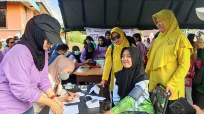 Kasdim 1807/Sorsel Bersama Wakil Ketua Persit KCK Cabang XVI Hadiri Jalan Santai dan Pengobatan Gratis Sambut HUT IBI Ke-75