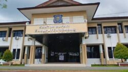 Pemalangan kantor bupati Sorong dan DPRK oleh suku MOI menolak pelantikan sekda baru