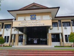 Pemalangan kantor bupati Sorong dan DPRK oleh suku MOI menolak pelantikan sekda baru