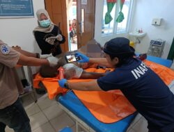 Anggota Polsek Ngaras Dan Tim Identifikasi Polres Pesisir Barat Tangani Penemuan Jenazah Di Kecamatan Ngambur