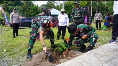 Hijaukan Kampung, Sejahterakan Warga! Satgas TMMD Ke-129 Tanam 500 Pohon Produktif untuk Masa Depan Masyarakat Sesor