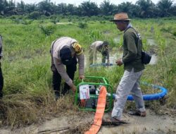 Ketahanan Pangan, Kapolsek Kandis dan Personel Siapkan Kebutuhan Air untuk Tanaman Jagung