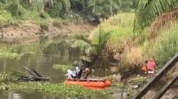 Advokasi IWO Aceh Timur Muhajirin S.H.Bertaruh Nyawa Demi Sekolah, Perjuangan Pelajar MIN Keude Dua Seberangi Jembatan Putus Di terpa Banjir