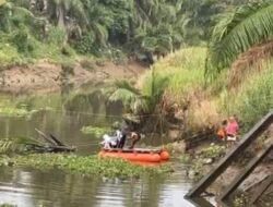 Advokasi IWO Aceh Timur Muhajirin S.H.Bertaruh Nyawa Demi Sekolah, Perjuangan Pelajar MIN Keude Dua Seberangi Jembatan Putus Di terpa Banjir