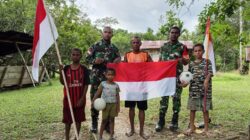 Semangat Kemerdekaan Berkibar di Kampung Sesor, Satgas TMMD Ke-129 Kodim 1807/Sorong Selatan Pasang Bendera Merah Putih