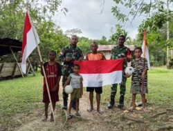 Semangat Kemerdekaan Berkibar di Kampung Sesor, Satgas TMMD Ke-129 Kodim 1807/Sorong Selatan Pasang Bendera Merah Putih