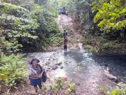 Medan Terjal Tak Surutkan Semangat Anggota Satgas TMMD Ke-129, Gotong Royong di Kampung Sesor