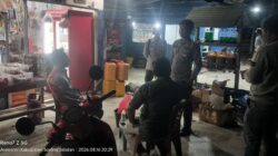 Giat Malam 17 Agustus, Pos Polisi Distrik Moswaren Lakukan Sosialisasi Keamanan kepada Warga
