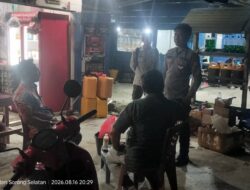 Giat Malam 17 Agustus, Pos Polisi Distrik Moswaren Lakukan Sosialisasi Keamanan kepada Warga