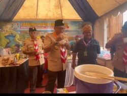 Ketua Kwarnas kak Budi Waseso Menciptakan Momen Hangat – Mencipati Papeda Khas Papua Bersama Kontingen Papua Barat Daya