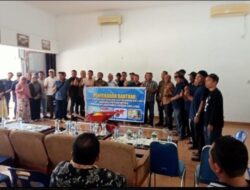 Manajemen PT. Socfindo Kebun Aek Loba foto bersama dengan para Petani, usai kegiatan Pemberikan bantuan alat – alat panen kelapa sawit