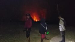 Peninjauan dan Pemadaman Kebakaran Lahan di kampung Mahsase dibantuanggota pos Pol Moswaren 