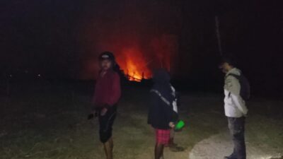 Peninjauan dan Pemadaman Kebakaran Lahan di kampung Mahsase dibantuanggota pos Pol Moswaren 