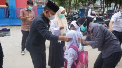Kualitas Udara Memburuk, Wabup A. Khafidh Bagikan Masker dan Pertimbangkan Sekolah Daring