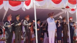 Semarak HUT RI ke 81, Kapolres Toba Sapa Peserta Karnaval