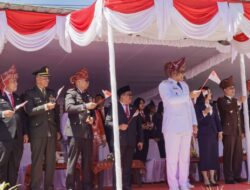 Semarak HUT RI ke 81, Kapolres Toba Sapa Peserta Karnaval