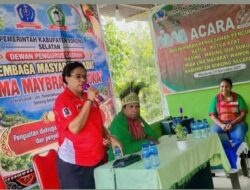 Penyerahan Bantuan Lansia di Sangguer, Sorong Selatan: Dipimpin Anggota DPRK Amelia Wato Bersama Ketua LMA Wamoka, Didampingi TNI