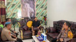 Wujud Kepedulian, Kapolres Pesisir Barat Jenguk Personel yang Sedang Sakit