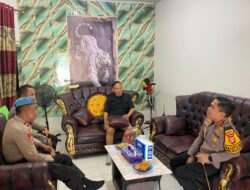 Wujud Kepedulian, Kapolres Pesisir Barat Jenguk Personel yang Sedang Sakit