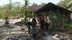 Cegah Ancaman Longsor, Koramil Tangen dan Warga Sigit Bahu-Membahu Bentengi Akses Jalan Desa