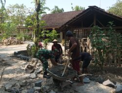 Cegah Ancaman Longsor, Koramil Tangen dan Warga Sigit Bahu-Membahu Bentengi Akses Jalan Desa