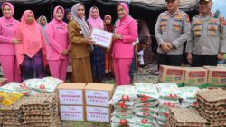 Bersama Bhayangkari, Kapolres Aceh Tenggara Ulurkan Kepedulian Kepada Masyarakat Terdampak Banjir