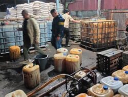 Wao.. Gudang penimbunan Solar Bersubsidi di Kandis terbongkar,Polda Riau tangkap Dua pelaku dan Sita 6.500 Liter BBM Solar