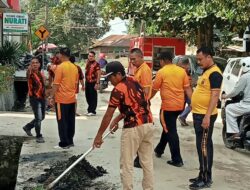 Polsek Bandar Huluan Bersama Pemuda Pancasila Gelar Gotong Royong Di Jalan Stadion Perdagangan 1